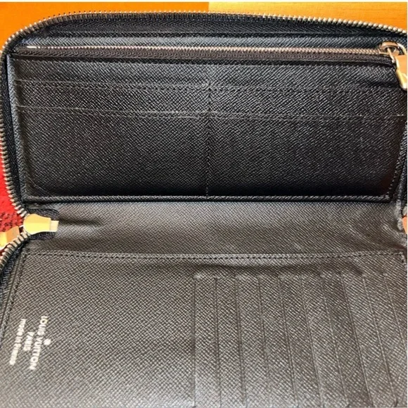 *LIKE NEW* -  LOUIS VUITTON ZIPPY VERTICAL TIAGA LEATHER (BLACK) - - Picture 8 of 11